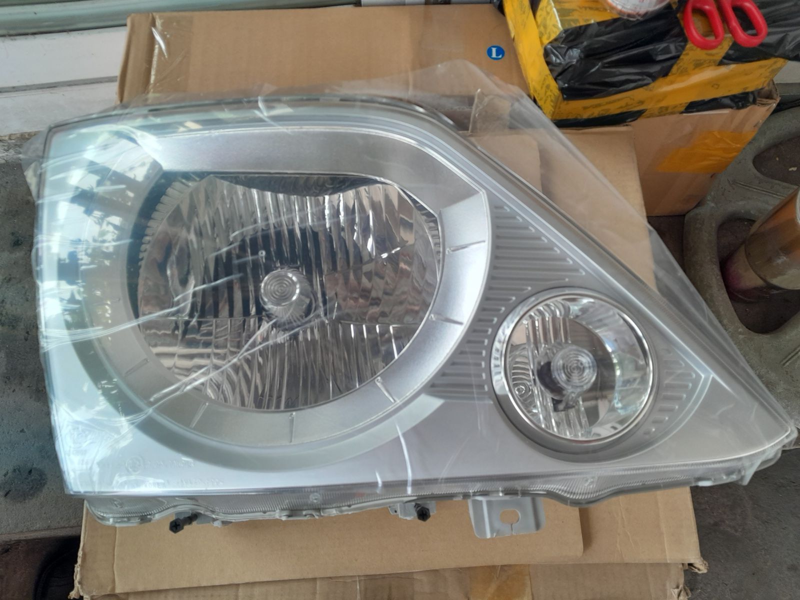 Đèn pha Hyundai County 2013