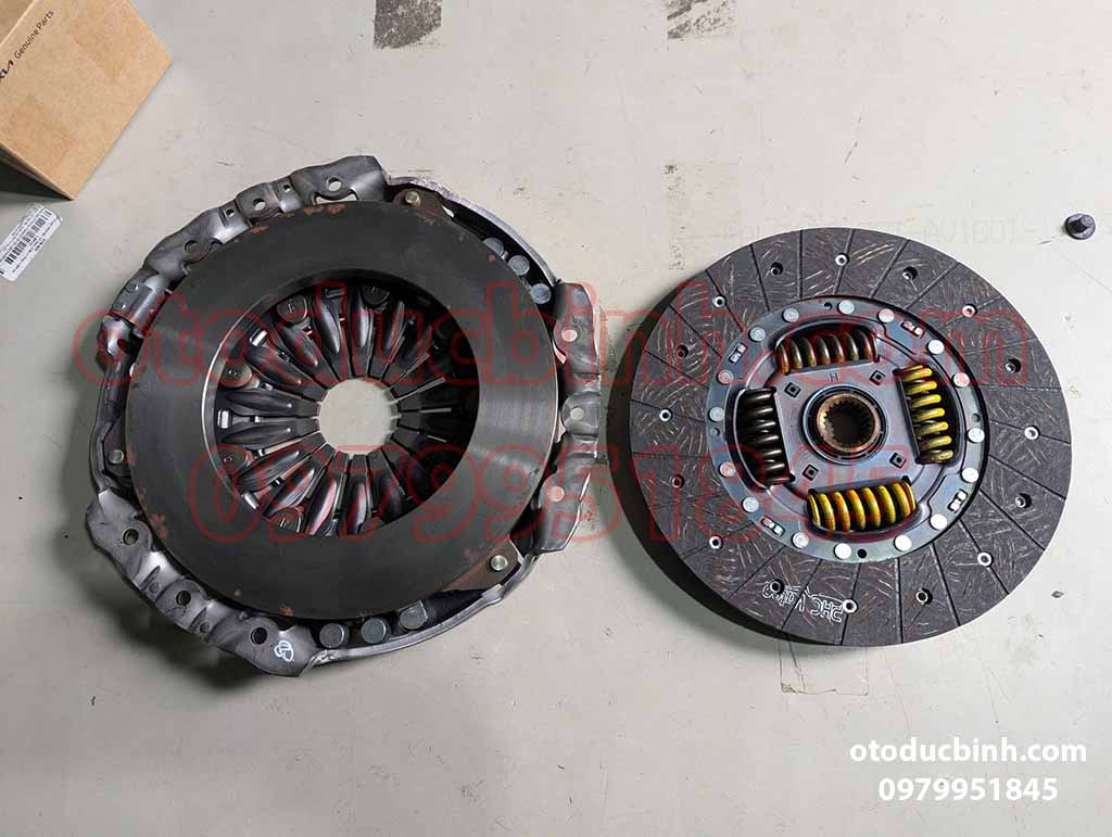 Bàn ép, lá côn Hyundai Terracan máy xăng