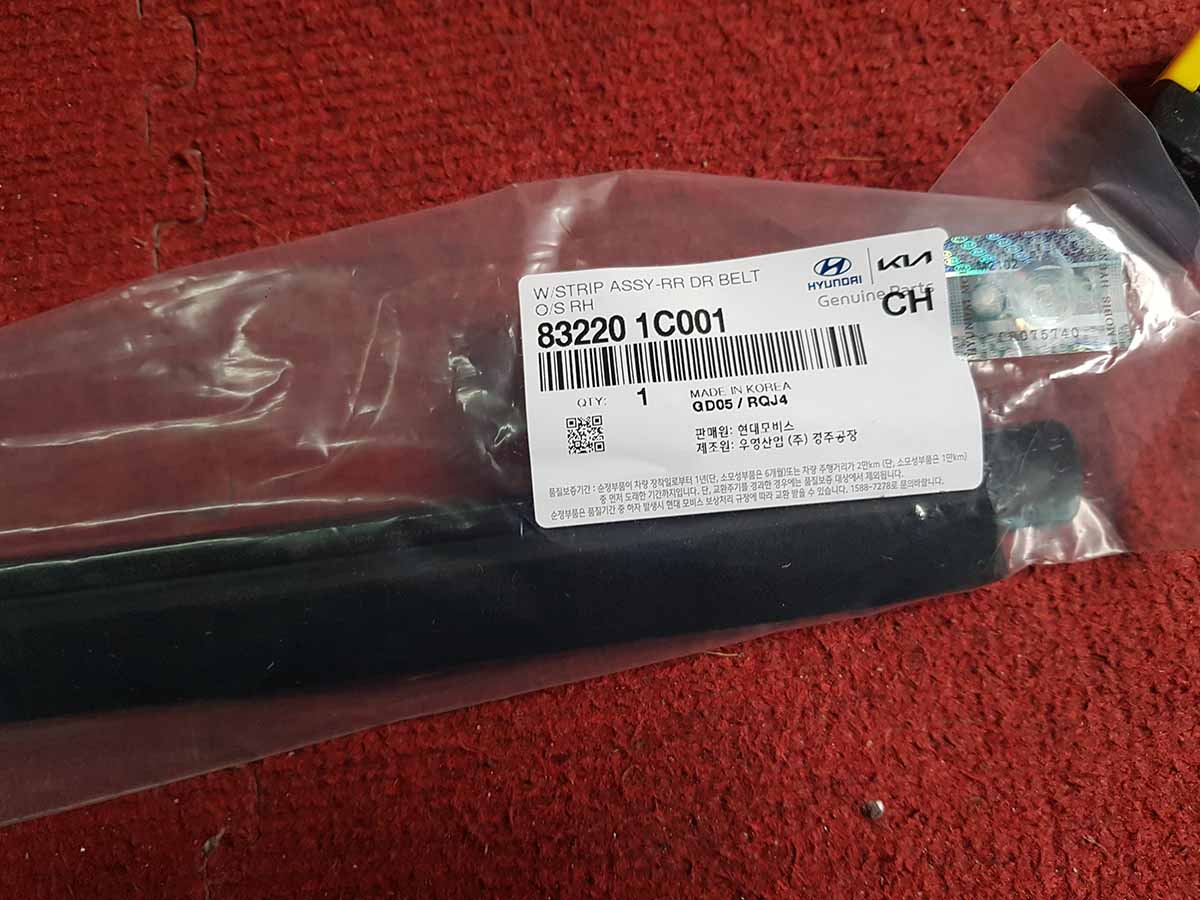Nẹp chân kính ngoài  Hyundai Getz 832201c001