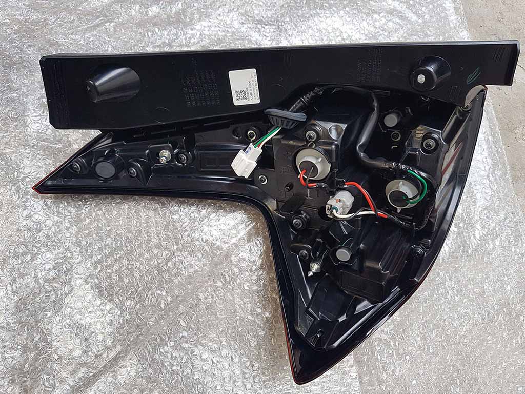Đèn hậu ngoài bên lái Mitsubishi Xpander 8330b096