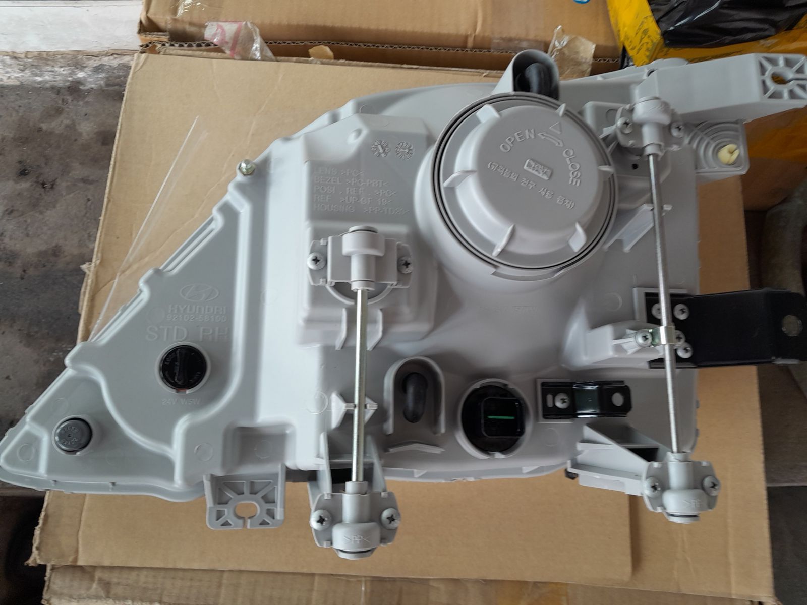 Đèn pha Hyundai County 2013 92101-58110 92102-58101