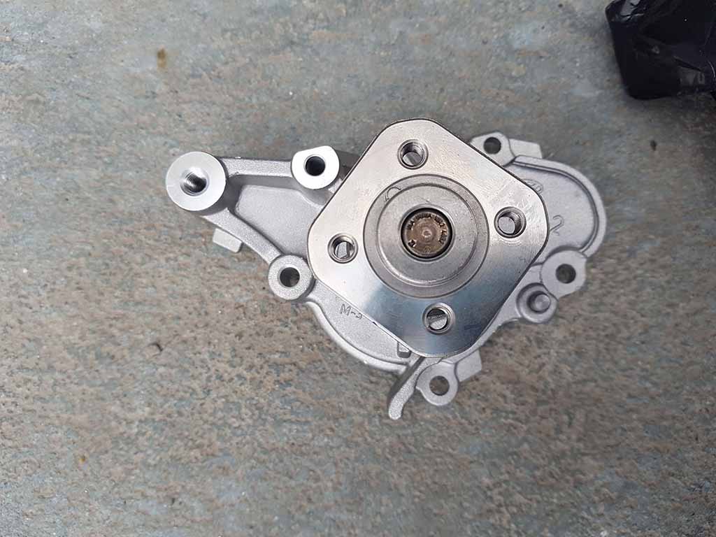 bơm nước hyundai eon 2510002588