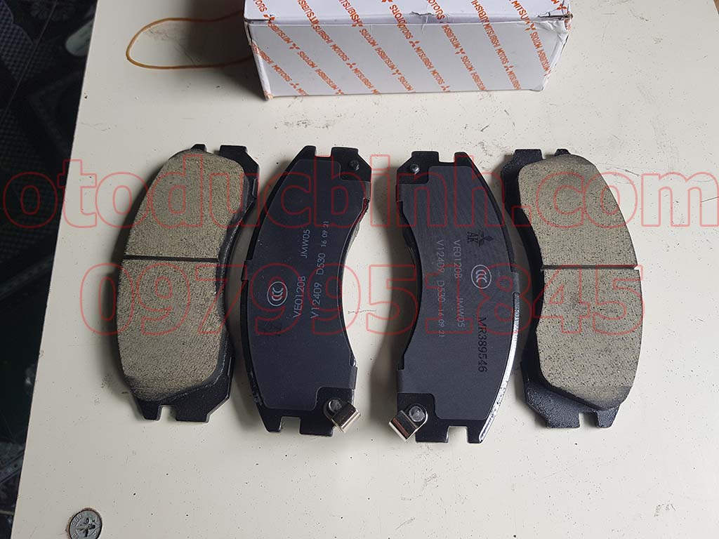 Má phanh trước Mitsubishi Pajero, Diamante MR389546, MR389548