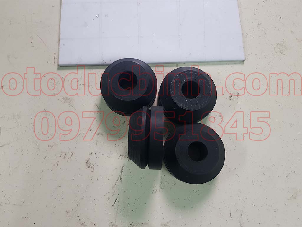 Cao su giằng chéo Mitsubishi Jolie