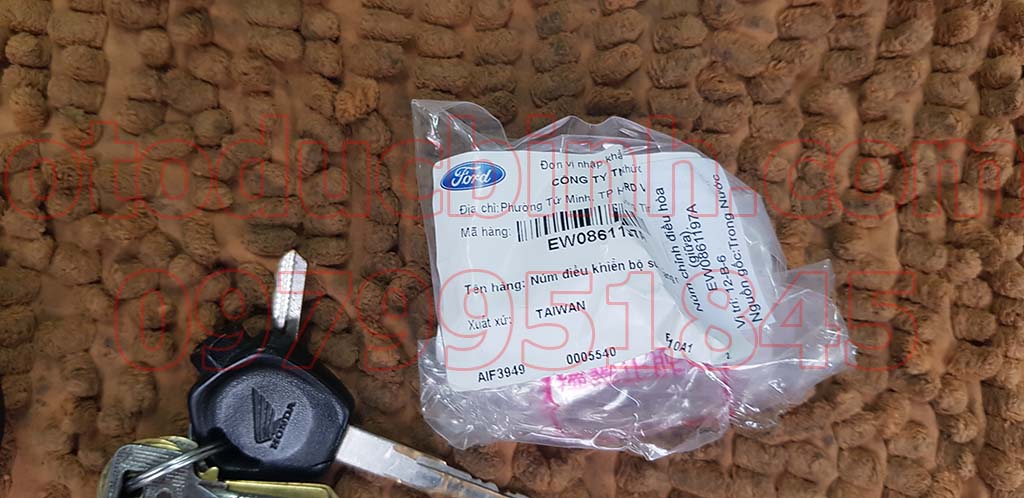 Núm chỉnh điều hòa Escape giữa EV4861197A