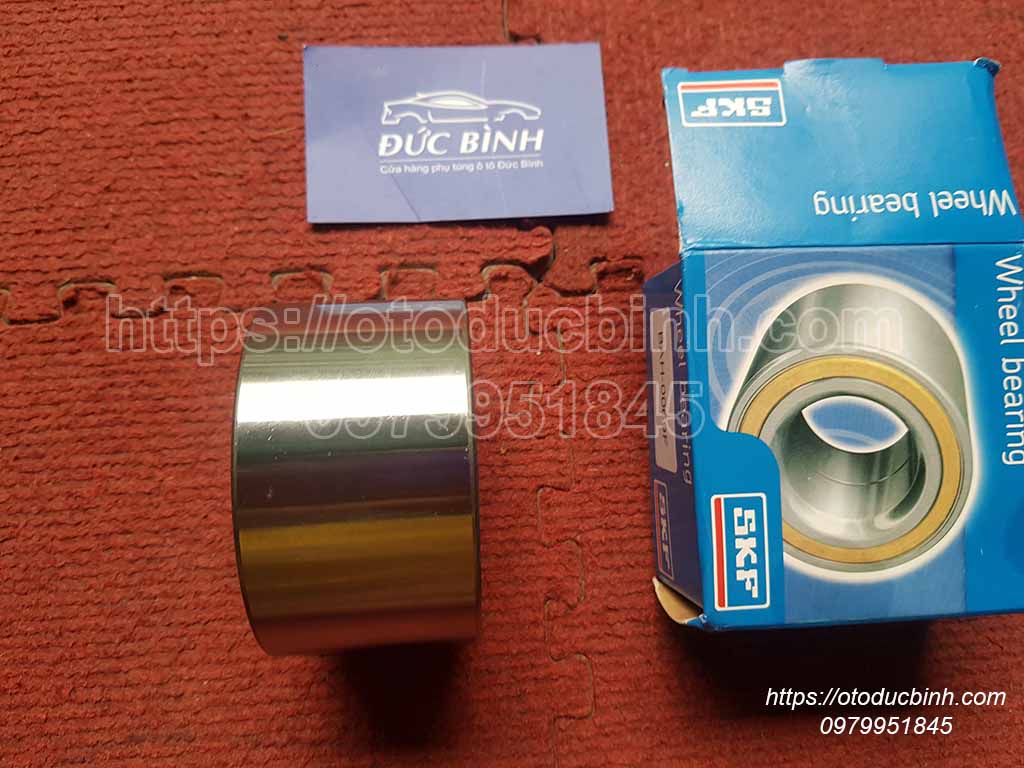 Bi moay ở trước Ford Escape BAH-0069F bah-0069f