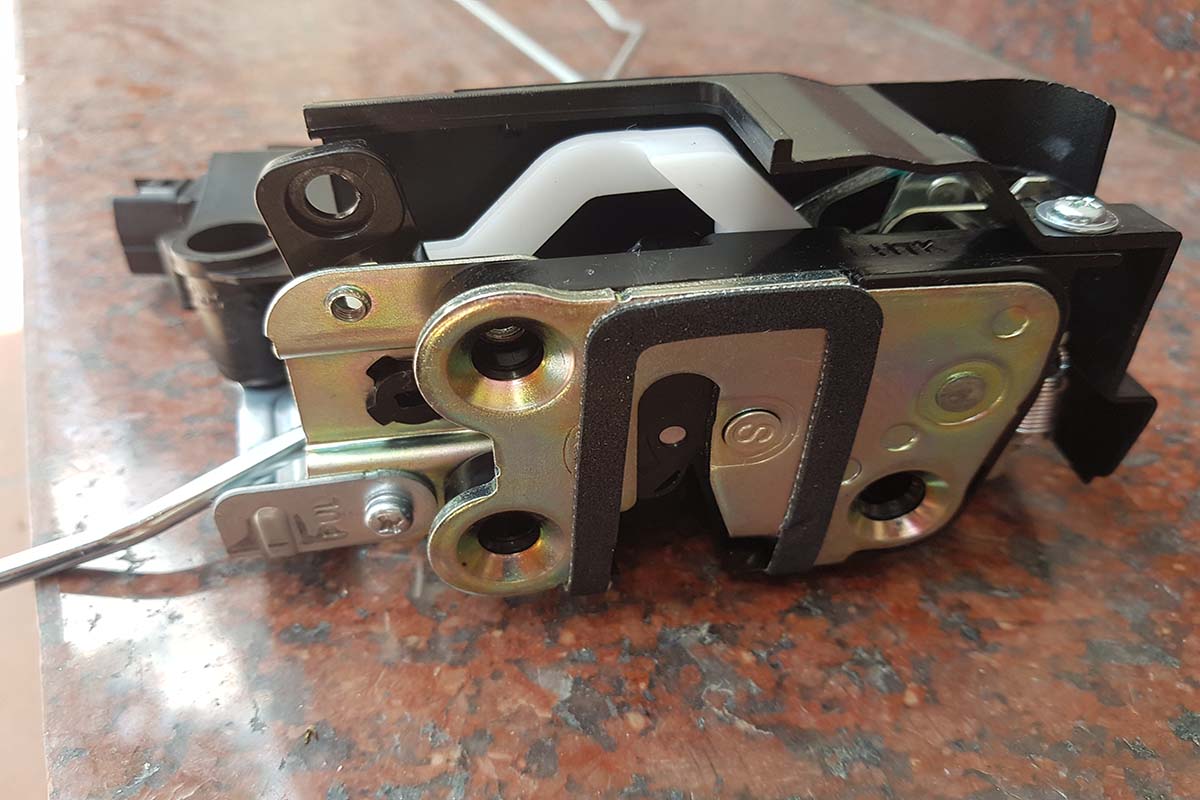 Ổ khoá ngậm cánh cửa Kia Bongo 3 813104e020  81310-4e020