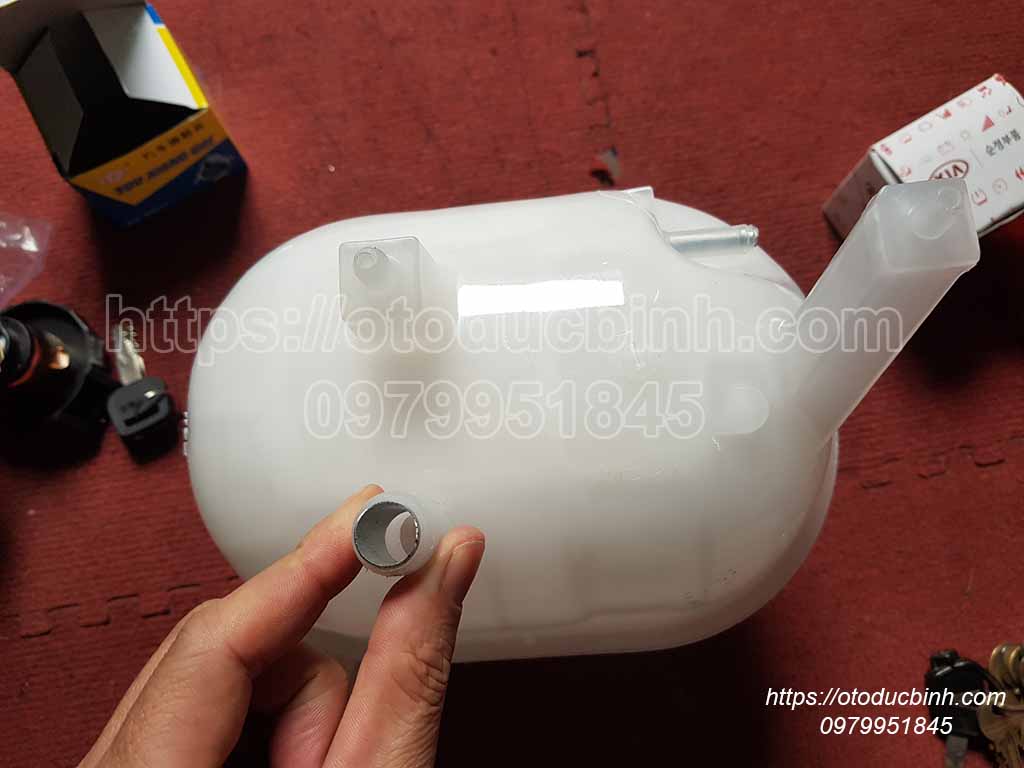 Bình nước phụ Toyota Hiace 1647075121 1647075121