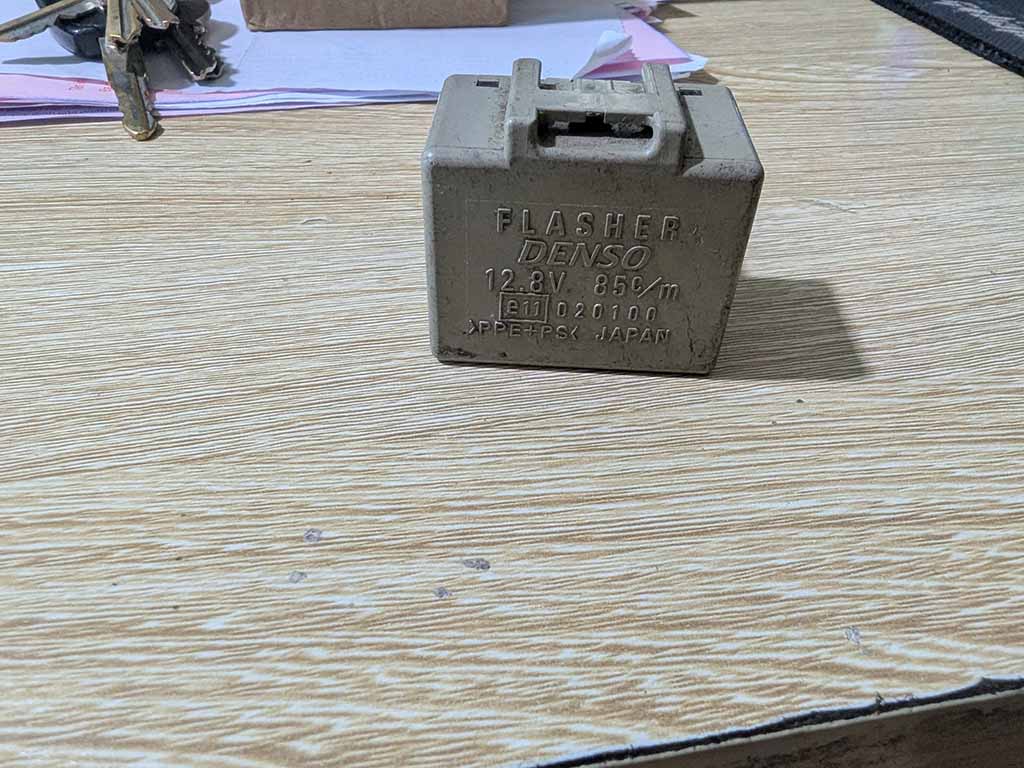 Rơ le hay relay nháy Toyota 12v 8 chân