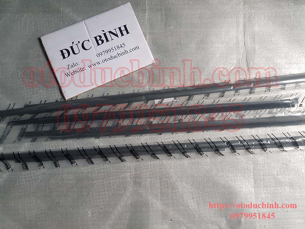 Nẹp chân kính ngoài Toyota Innova 2005-2015