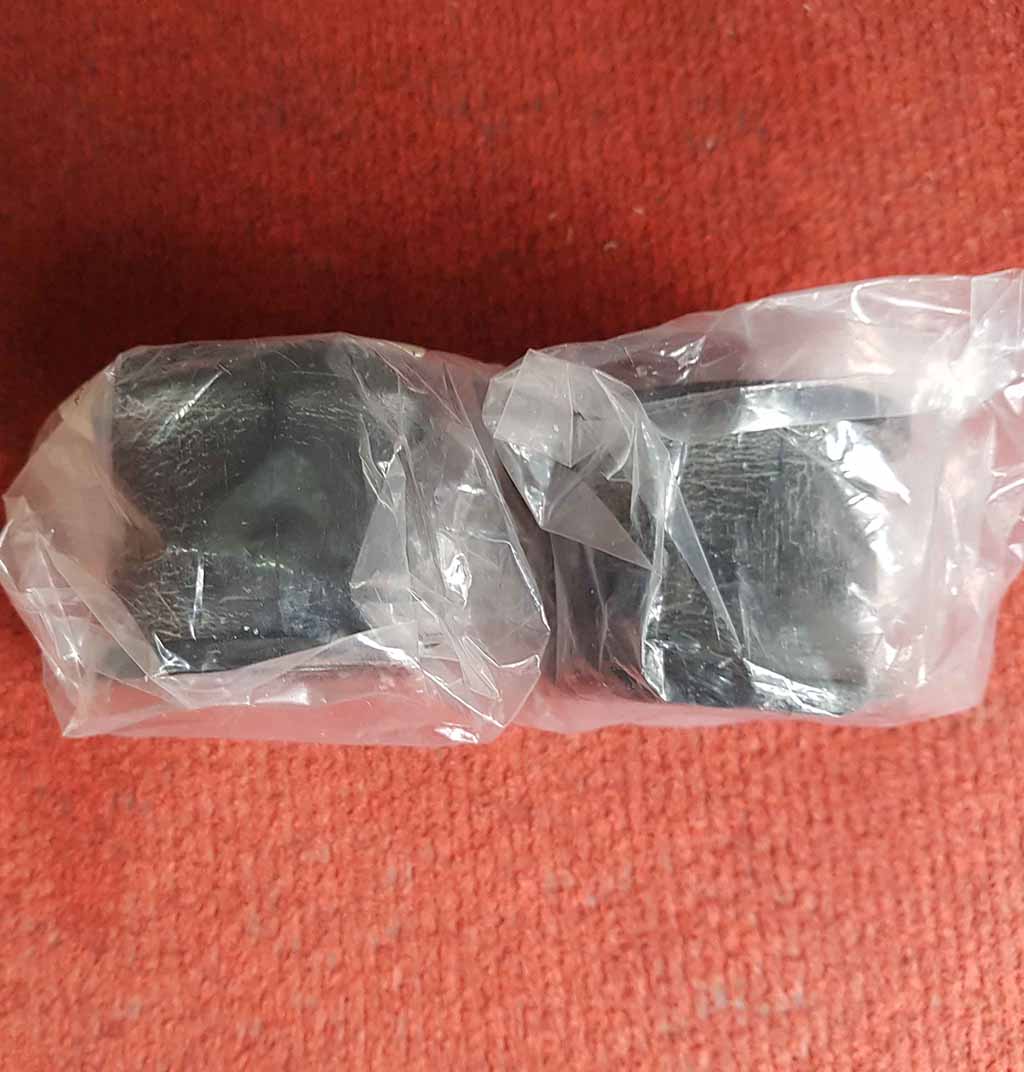 Cao su ốp cân bằng trước Mitsubishi Pajero V93 2007-2010 4056a121