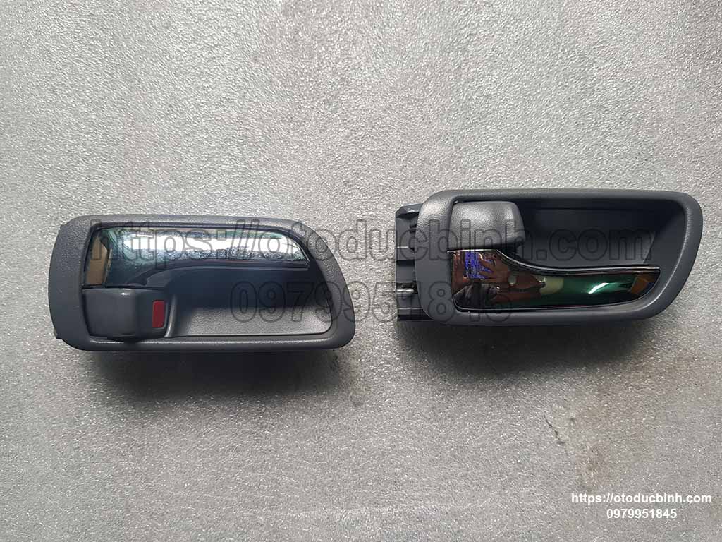 Tay mở cửa trong Toyota Camry