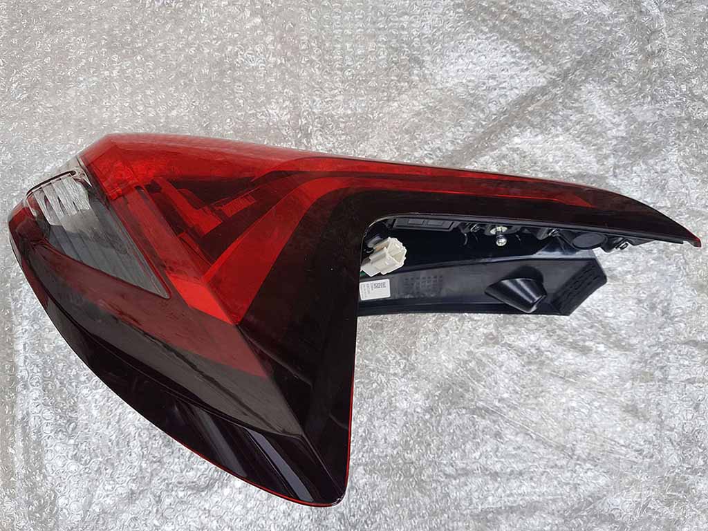 Đèn hậu ngoài bên lái Mitsubishi Xpander 8330b096