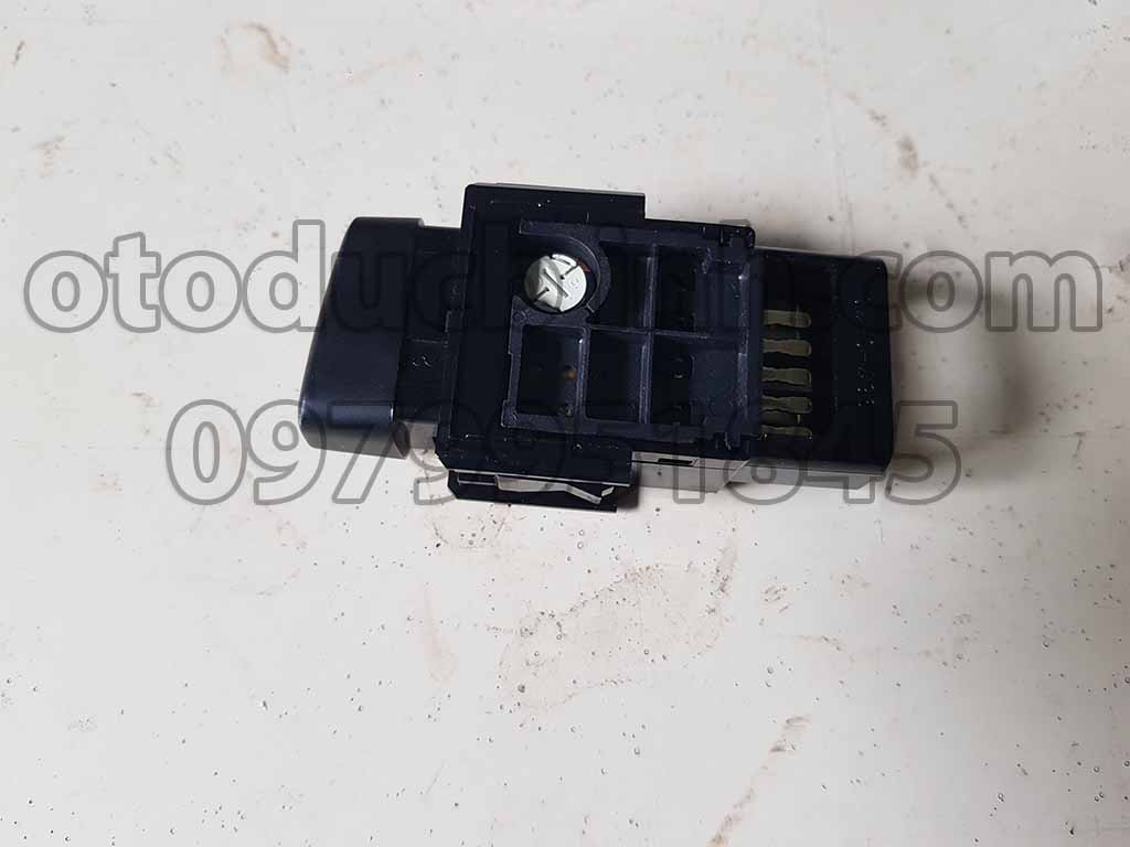 Công tắc đi thẳng Toyota Innova 843320K030