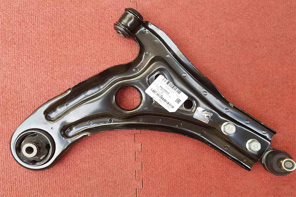Càng A bên phụ (phải) Chevrolet Gentra P96535082D