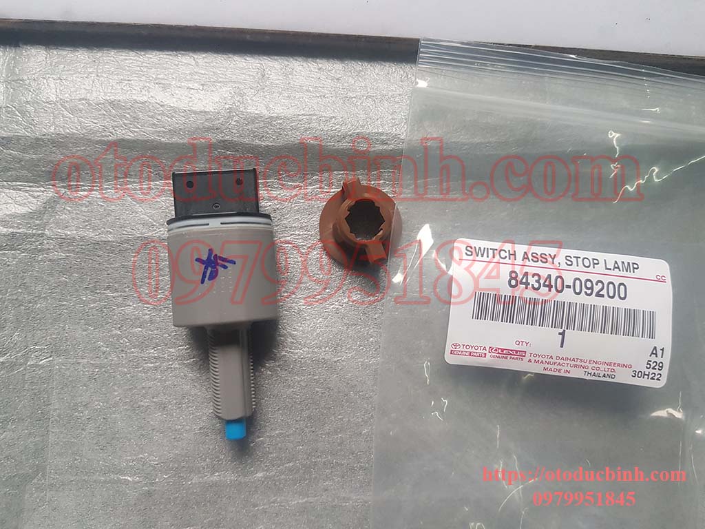 Công tắc đèn phanh Toyota Fortuner