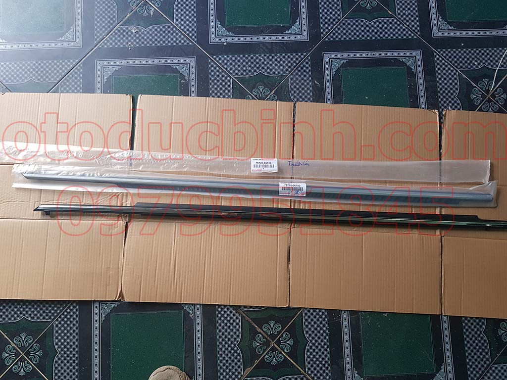 Nẹp chân kính ngoài Toyota Altis 2006-2011