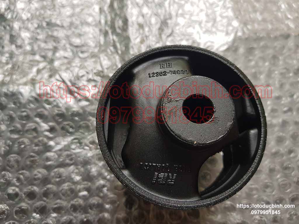 Cao su chân đầu máy phải Toyota Camry 1236274030