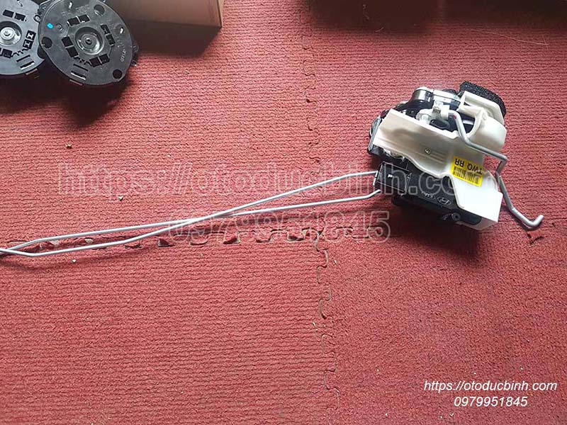 Ổ khoá ngậm cửa sau Kia Morning 814101y020  814201y020