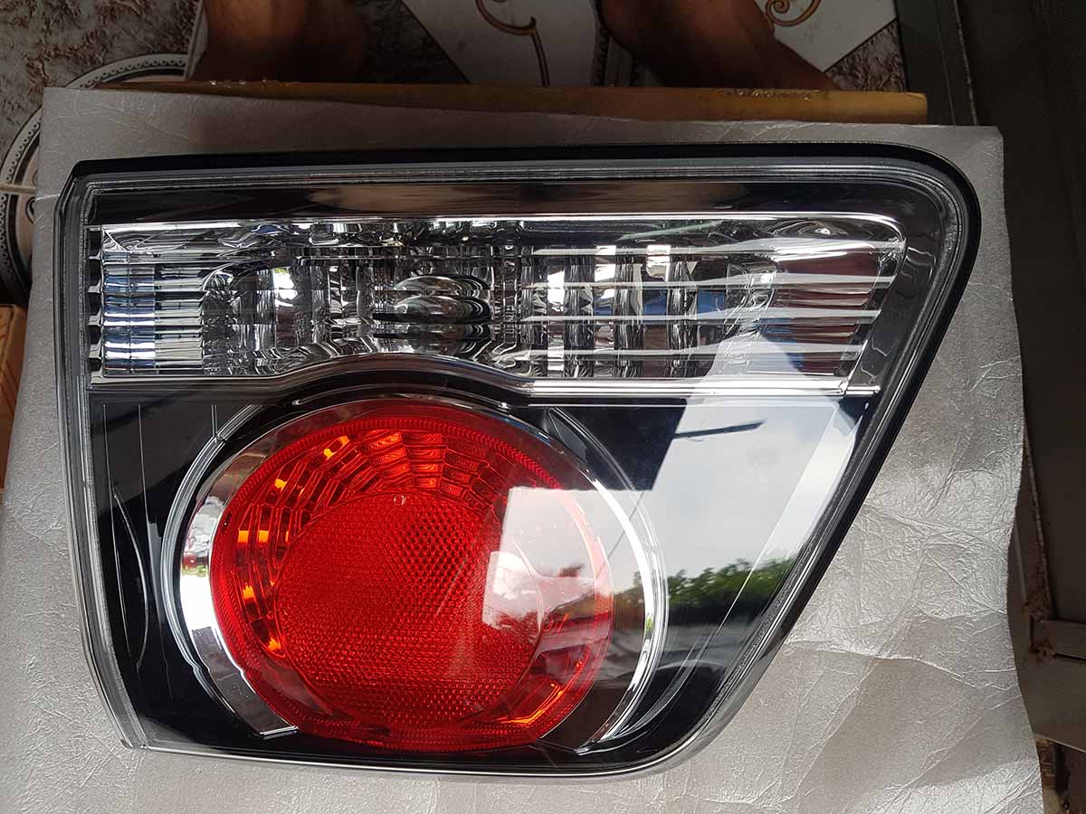 Đèn hậu miếng trong trái Toyota Fortuner 2013-2015
