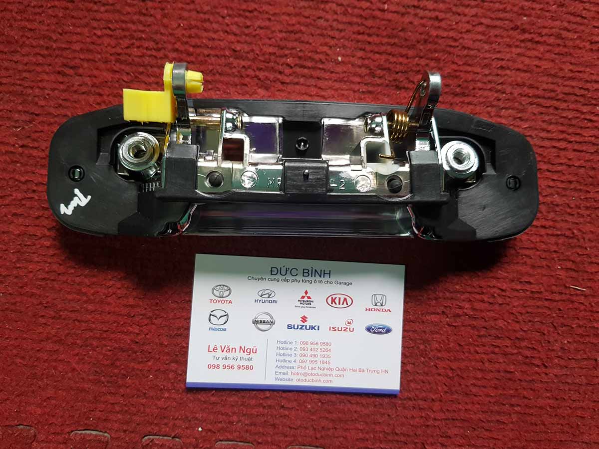Tay mở cửa ngoài trước lái Mitsubishi Pajero mr156875
