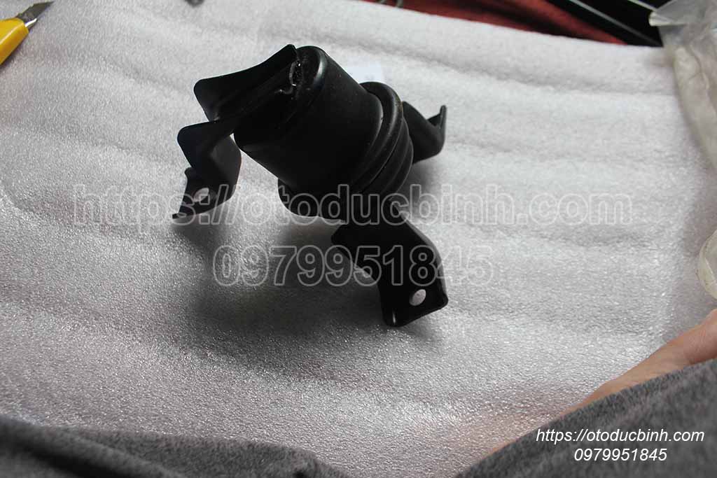 Chân máy phải Mitsubishi Lancer mr403666