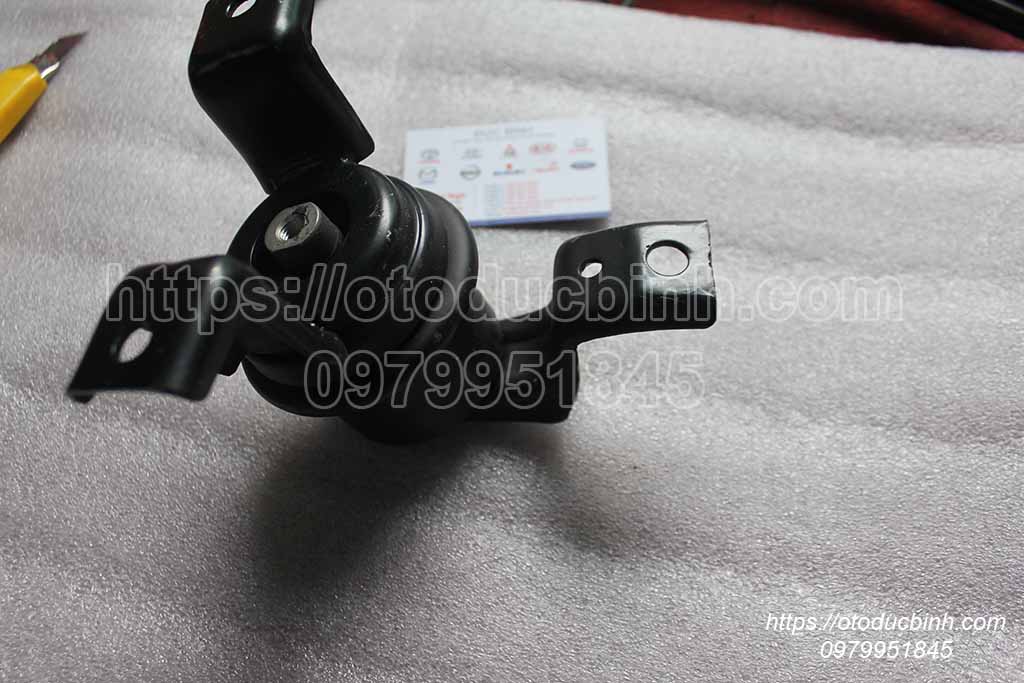 Chân máy phải Mitsubishi Lancer mr403666